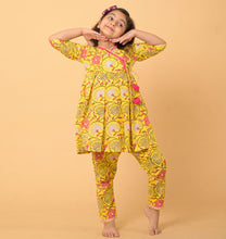 Load image into Gallery viewer, Daffodil Kurta Set - Set of Two