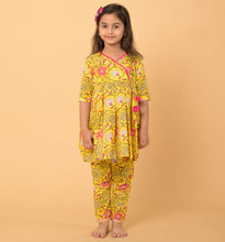 Load image into Gallery viewer, Daffodil Kurta Set - Set of Two
