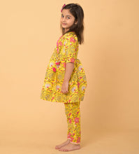 Load image into Gallery viewer, Daffodil Kurta Set - Set of Two
