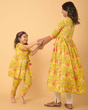 Load image into Gallery viewer, Daffodil Kurta Set - Set of Two
